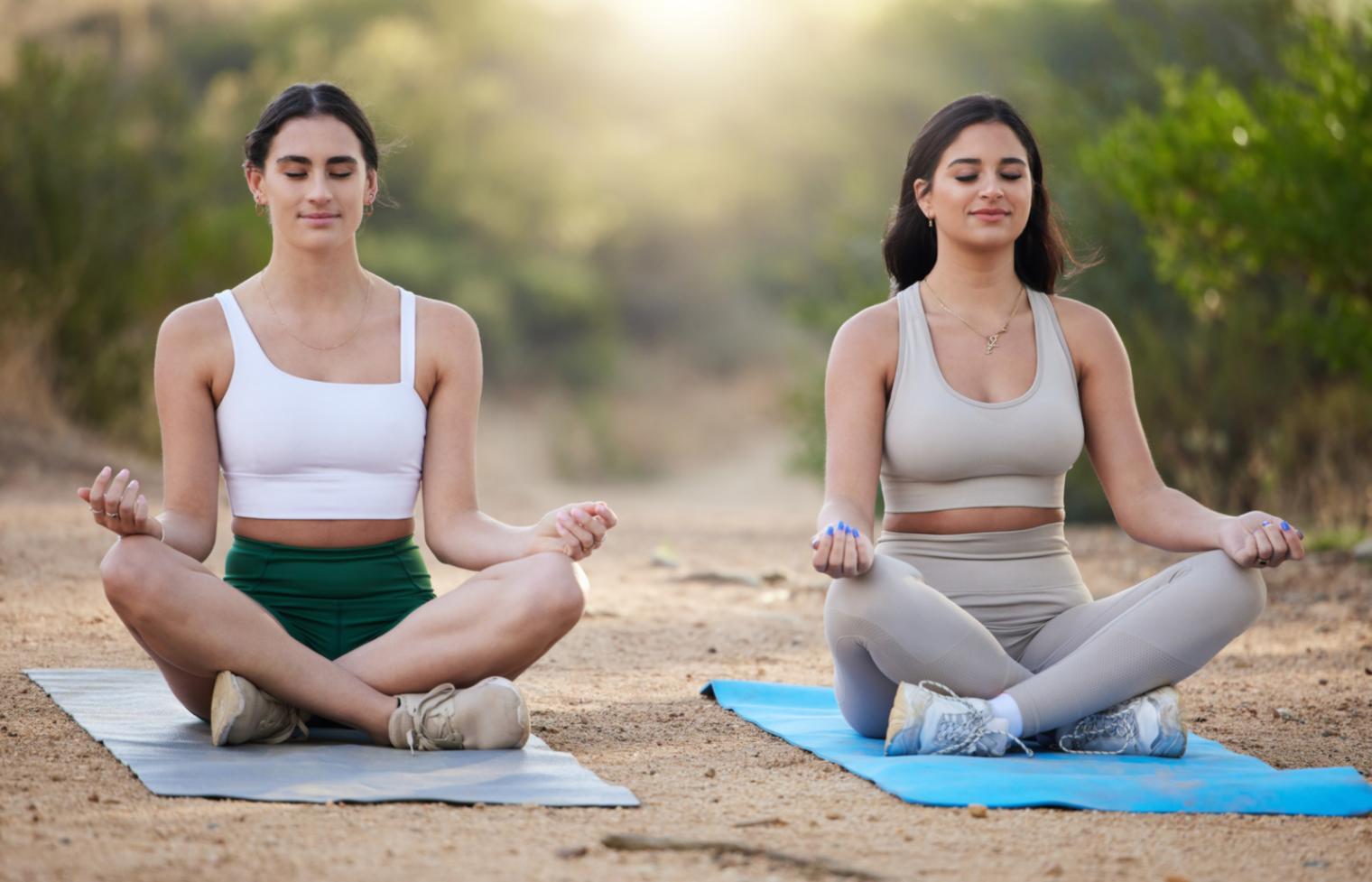 Persona mayor practicando meditación en un entorno sereno